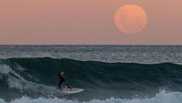 Gerhana bulan total ini disebut sebagai Super Blood Moon atau Bulan Merah Super karena penampilannya bakal tampak merah. Warna tersebut berasal dari pembiasan cahaya matahari oleh lapisan atmosfer bumi.