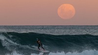 Begini penampakan super blood moon dari atas cakrawala Sydney.