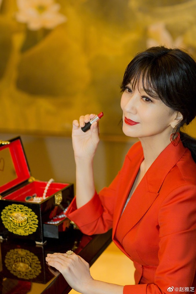 Nyatanya pada November 2020 kemarin Angie Chiu berulang tahun yang ke-66. Dan pada November 2021 ini, Angie akan berusia 67 tahun. Dan penampilannya tak terlihat seperti wanita yang hampir berusia 70 tahun. Foto: Dok. Weibo Angie Chiu