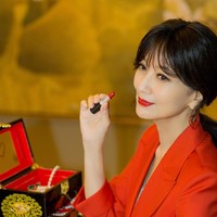 Nyatanya pada November 2020 kemarin Angie Chiu berulang tahun yang ke-66. Dan pada November 2021 ini, Angie akan berusia 67 tahun. Dan penampilannya tak terlihat seperti wanita yang hampir berusia 70 tahun. Foto: Dok. Weibo Angie Chiu