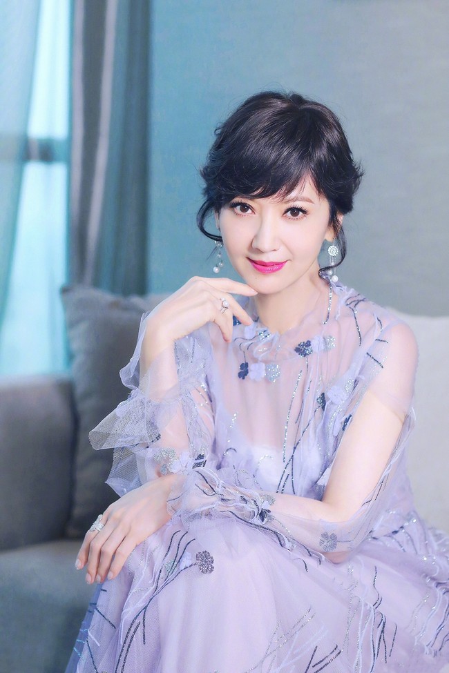 Dilihat secara fisik, tak ada yang menyadari usia Angie Chiu sebenarnya. Seperti dikutip dari Koreaboo, orang-orang yang tak mengetahui tanggal lahir Angie mengira aktris Hong Kong ini berusia 40-an. Foto: Dok. Weibo Angie Chiu