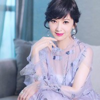 Dilihat secara fisik, tak ada yang menyadari usia Angie Chiu sebenarnya. Seperti dikutip dari Koreaboo, orang-orang yang tak mengetahui tanggal lahir Angie mengira aktris Hong Kong ini berusia 40-an. Foto: Dok. Weibo Angie Chiu