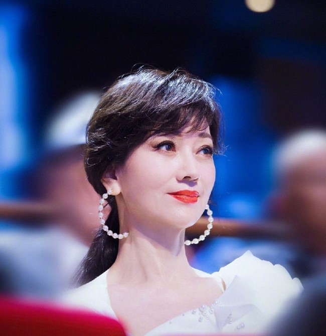 Dalam sebuah wawancara, Angie Chiu pernah mengungkapkan rahasia awet mudanya. Pertama dia selalu memastikan dirinya cukup tidur yaitu 8 - 10 jam. Kedua, diet dengan minum segelas jus buah untuk sarapan, yang berbeda setiap hari. Dan ketiga selalu berolahraga setiap hari. Foto: Dok. Weibo Angie Chiu