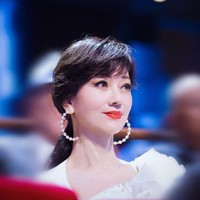 Dalam sebuah wawancara, Angie Chiu pernah mengungkapkan rahasia awet mudanya. Pertama dia selalu memastikan dirinya cukup tidur yaitu 8 - 10 jam. Kedua, diet dengan minum segelas jus buah untuk sarapan, yang berbeda setiap hari. Dan ketiga selalu berolahraga setiap hari. Foto: Dok. Weibo Angie Chiu