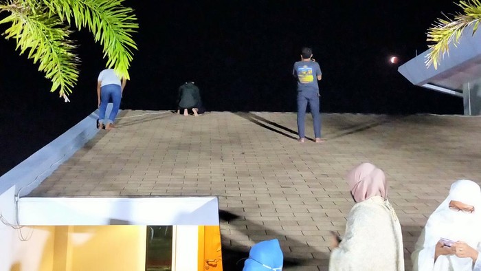 Antusias warga menyaksikan gerhana bulan di Makassar