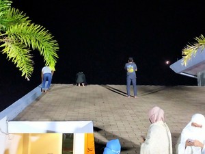 Saat Gerhana Bulan, Warga Makassar Naik Atap Hingga Salat