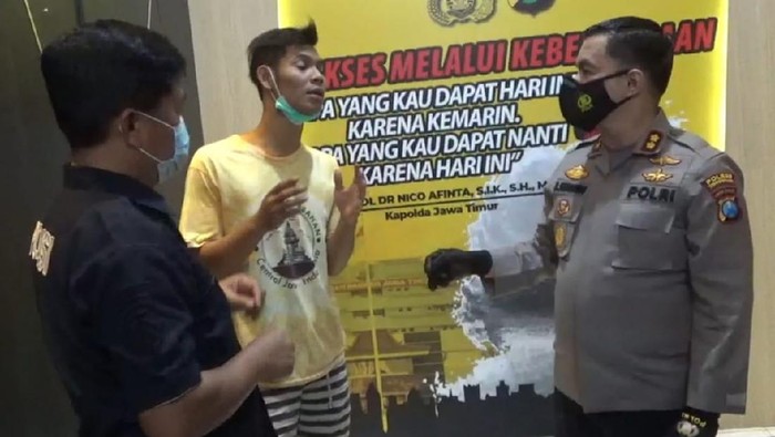 atreskrim Polres Trenggalek akhirnya memulangkan Harmoko, pelaku ujaran kebencian terhadap dai Gus Miftah. Gus Miftah juga memberikan maaf.