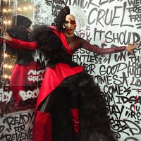 Untuk menyempurnakan gaya Aurra Kharisma sebagai Cruella, Ivan menambahkan kacamata dengan frame berbentuk petir. Aksesori unik tersebut diciptakan oleh Rinaldy A. Yunardi. (Foto: Instagram/@fdphotography)