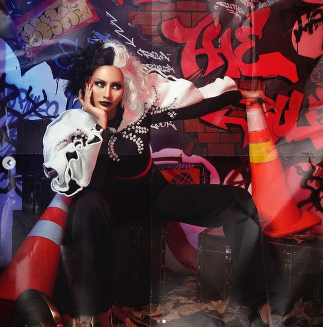 Gaya Aurra Kharisma kian maksimal dengan wig hitam-putih khas Cruella. (Foto: Instagram/@fdphotography)