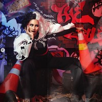 Gaya Aurra Kharisma kian maksimal dengan wig hitam-putih khas Cruella. (Foto: Instagram/@fdphotography)