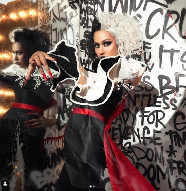 Gaun karya Ivan Gunawan yang dipakai Aurra Kharisma ini dapat dilihat langsung di pameran A Little Bit Mad World: A Fashion Exhibition Inspired by Disney’s ‘Cruella’ di Main Atrium Pacific Place Mall, Jakarta, pada 25 Mei - 13 Juni. Film Cruella mulai tayang di bioskop-bioskop Tanah Air pada hari ini, Rabu (26/5/2021). (Foto: Instagram/@fdphotography)