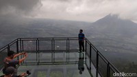Traveler pun bisa berfoto ria di atas spot kaca ini. Bisa sendirian jika berani, atau jika merinding bisa beramai-ramai. (Eko Susanto/detikTravel)