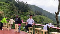 Saat berada di Awang-awang ini karena ada kaca, pengunjung harus melepas sepatu, kemudian memakai sandal khusus. Jika wisatawan belum mendapatkan view terbaik di puncak Telomoyo bisa mendapatkan view terbaik di Awang-awang. (Eko Susanto/detikTravel)