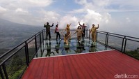 Spot kaca ini memang bisa bikin jantung deg-deg ser buat yang takut ketinggian. Jika cuaca sedang cerah, dari titik ini, wisatawan bisa melihat keindahan Gunung Merbabu, Andong, Sumbing, dan Sindoro sekaligus. (Eko Susanto/detikTravel)