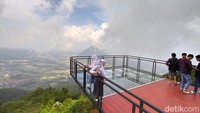 Awang-awang merupakan gardu pandang yang dilengkapi dengan tempat duduk untuk bersantai sambil melihat pemandangan alam. Di lokasi seluas 186 meter persegi ini dilengkapi dengan spot kaca ukuran 4 x 8 meter. (Eko Susanto/detikTravel)