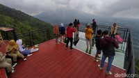 Spot kaca tersebut mampu untuk menampung 30 orang. Tapi, agar wisatawan bisa selfie dengan baik dan leluasa dibatasi delapan orang. Selain itu, pengunjung bisa menjaga jarak dengan pengunjung lainnya. (Eko Susanto/detikTravel)