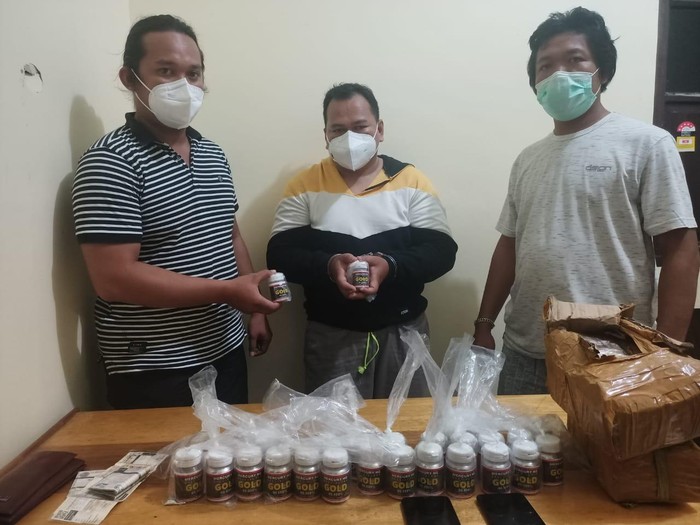Pelaku ditangkap beserta barang bukti berupa 25 botol mercuri/HG spesial for gold 99,999% dengan berat kurang lebih 25 kg dan satu unit sepeda motor merek Yamaha warna biru tua.