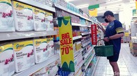 Sejumlah warga memanfaatkan banjir diskon untuk berbelanja.