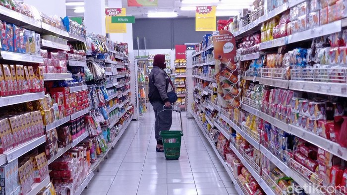 Giant akan menutup seluruh gerai hingga Juli 2021. Terlihat dibeberapa gerai terdapat diskon meriah yang dipamerkan. Penasaran?