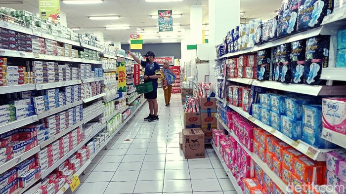 Giant akan menutup seluruh gerai hingga Juli 2021. Terlihat dibeberapa gerai terdapat diskon meriah yang dipamerkan. Penasaran?