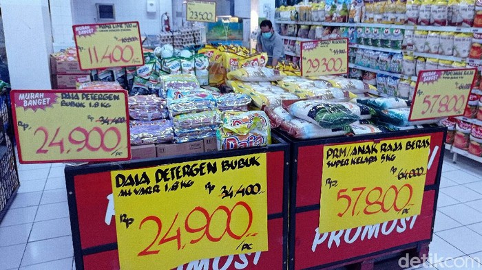 Giant akan menutup seluruh gerai hingga Juli 2021. Terlihat dibeberapa gerai terdapat diskon meriah yang dipamerkan. Penasaran?