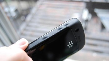 Penampakan bagian belakangnya. Material BlackBerry Gemini dominan dari plastik. Foto: Pocket Lin