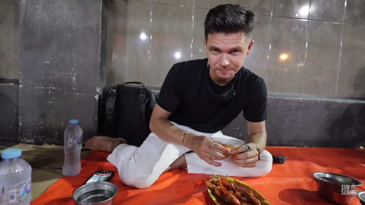 Cicip Kuliner Kaki Lima Surabaya, Begini Respon YouTuber Asal Amerika