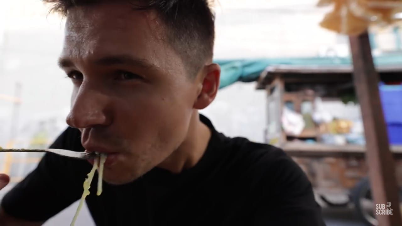 Cicip Kuliner Kaki Lima Surabaya, Begini Respon YouTuber Asal Amerika