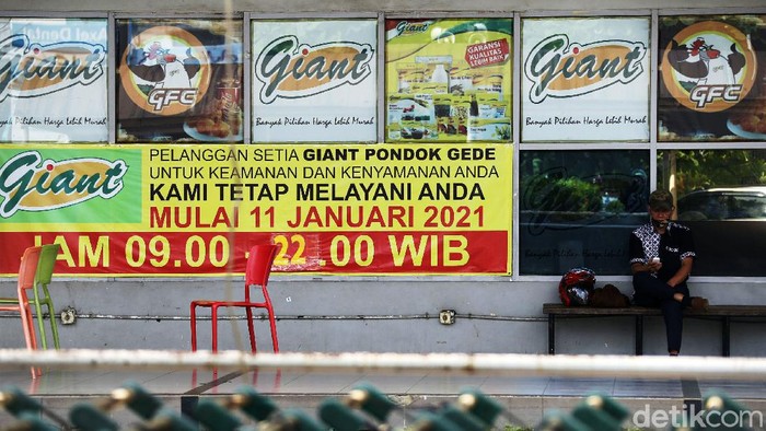 Pengunjung mendatangi gerai Giant yang masih beroperasi, di Jalan Jatiwaringin, Kota Bekasi, Rabu (26/05/2021). Namun PT Hero Supermarket Tbk (HERO) memastikan akan menutup seluruh gerai Giant pada Juli 2021. Penutupan ini sebagai bagian strategi bisnis perusahaan.