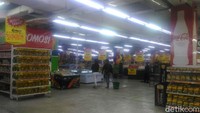 Pengunjung berbelanja di gerai yang masih beroperasi.