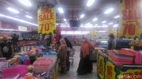 Selain itu, perusahaan juga sedang mempertimbangkan untuk mengubah sejumlah gerai Giant menjadi gerai HERO Supermarket.