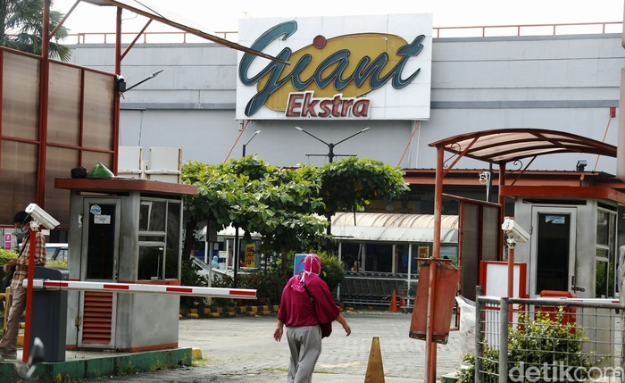 Pengunjung mendatangi gerai Giant yang masih beroperasi, di Jalan Jatiwaringin, Kota Bekasi, Rabu (26/05/2021). Namun PT Hero Supermarket Tbk (HERO) memastikan akan menutup seluruh gerai Giant pada Juli 2021. Penutupan ini sebagai bagian strategi bisnis perusahaan.
