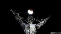 Fotografer detikcom Pradita Utama mencoba mengabadikan gerhana bulan tersebut di berbagai tempat.