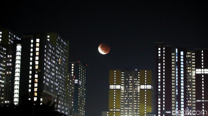 Fenomena langka gerhana bulan yang terjadi langsung diabadikan. Fotografer detikcom Pradita Utama memadukan potret gerhana dengan simbol ikonik di Jakarta.