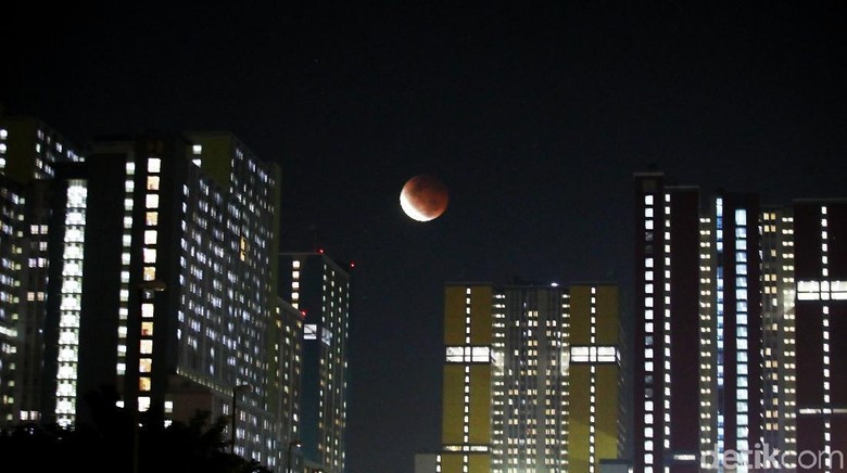 Fenomena langka gerhana bulan yang terjadi langsung diabadikan. Fotografer detikcom Pradita Utama memadukan potret gerhana dengan simbol ikonik di Jakarta.