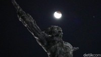 Penggunaan teknik double exposure digunakan di Wisma Atlet, Lapangan Banteng, Istiqlal dan Monas.