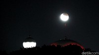 Selain bertepatan dengan Hari Raya Waisak, fenomena astronomi ini langka karena terjadi 195 tahun sekali.
