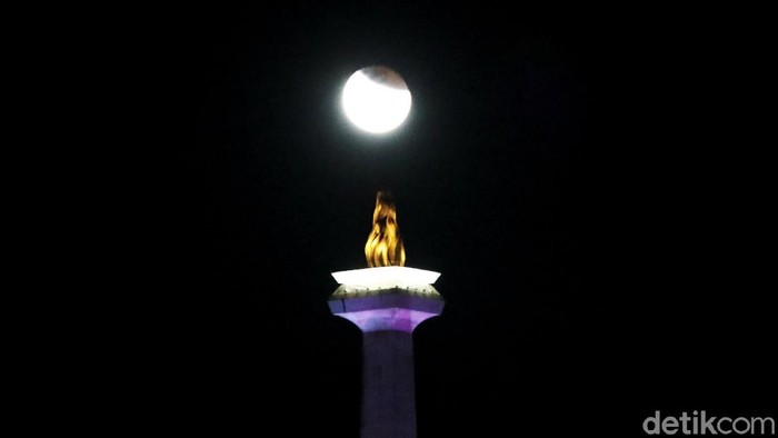 Fenomena langka gerhana bulan yang terjadi langsung diabadikan. Fotografer detikcom Pradita Utama memadukan potret gerhana dengan simbol ikonik di Jakarta.