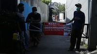Warga menutup gang menuju permukiman warga di RT 03 RW 03 Cilangkap, Jakarta Timur.