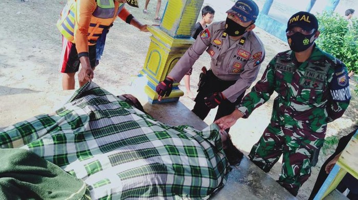 Dua mahasiswa di Pantai Bengkung, Desa Gajahrejo, Kecamatan Gedangan, Kabupaten Malang, hanyut diterjang ombak dan meninggal dunia. Satu mahasiswa lainnya dalam pencarian.