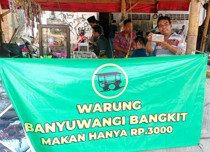 Fenomena gerhana bulan total diburu warga Surabaya. Sejumlah warga antuasias mengabadikan momen tersebut di beberapa lokasi. Warga mencari lokasi strategis untuk membidik momen langka ini.