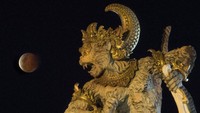 Gerhana bulan di di Taman Titi Banda Denpasar, Bali. (Antara Foto)