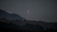Fase gerhana bulan total terlihat di Pagermaneuh, Lembang, Kabupaten Bandung Barat, Jawa Barat, Rabu (26/5/2021). Gerhana bulan total tersebut terjadi selama sepuluh menit mulai dari pukul 18.18 hingga 18.28 WIB. ANTARA FOTO/Raisan Al Farisi.