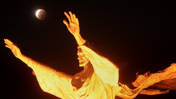Gernaha bulan total dibadaikan di Manado (Antara Foto)