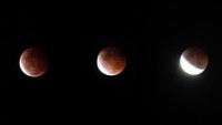 Foto kombinasi fase gerhana bulan total terlihat di kawasan pesisir pantai utara Indramayu, Jawa Barat, Rabu (27/5/2021). Gerhana bulan total tersebut terjadi selama sepuluh menit mulai dari pukul 18.18 hingga 18.28 WIB. ANTARA FOTO/Dedhez Anggara.