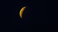 Fase gerhana bulan total terlihat di kawasan Kota Palangkaraya, Kalimantan Tengah, Rabu (26/5/2021). Gerhana bulan total atau yang disebut juga fenomena alam Super Blood Moon di kota tersebut terjadi selama 12 menit mulai dari pukul 18.08 hingga 18.20 WIB. ANTARA FOTO/Makna Zaezar.