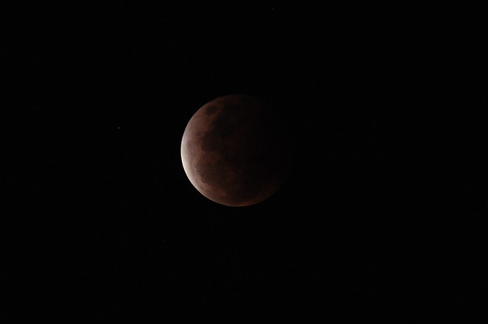 Fenomena super blood moon atau gerhana bulan terlihat jelas dari sejumlah wilayah di Indonesia. Mulai dari Jakarta hingga Manado.
