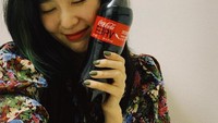 Kecintaannya pada cola ditunjukkan dengan ekspresi yang sangat bahagia terutama saat Red Velvet berkolaborasi dengan Coca-Cola. Foto: Instagram/hi_sseulgi