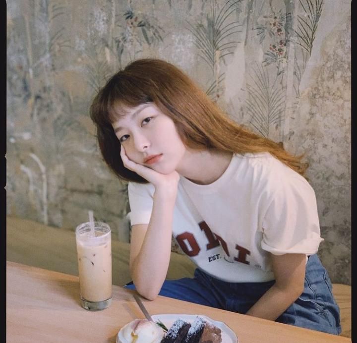 Intip Imutnya Seulgi 'Red Velvet' Saat Nongkrong di Kafe