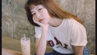 Kang Seulgi memiliki hobi untuk nongkrong di cafe. Menikmati minuman yang manis serta sepotong kue cantik selalu menjadi pesanan kesukaannya. Foto: Instagram/hi_sseulgi